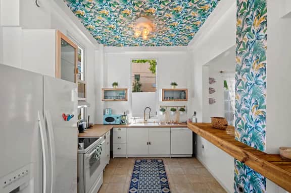 Villa Bohemia I, Unit 2: Floor 2 suite - Image 2